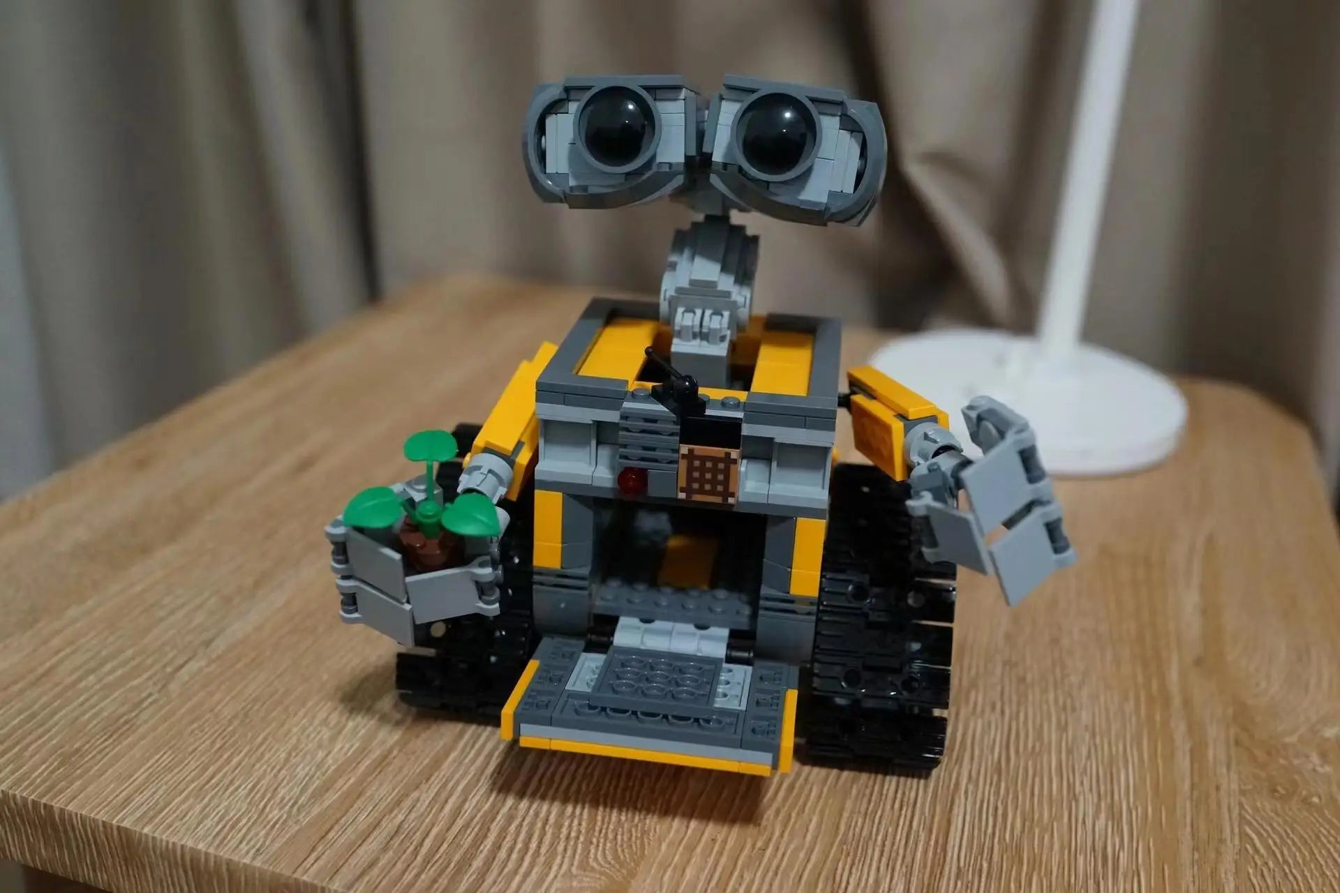687pcs Robot Building Bricks DIY Model